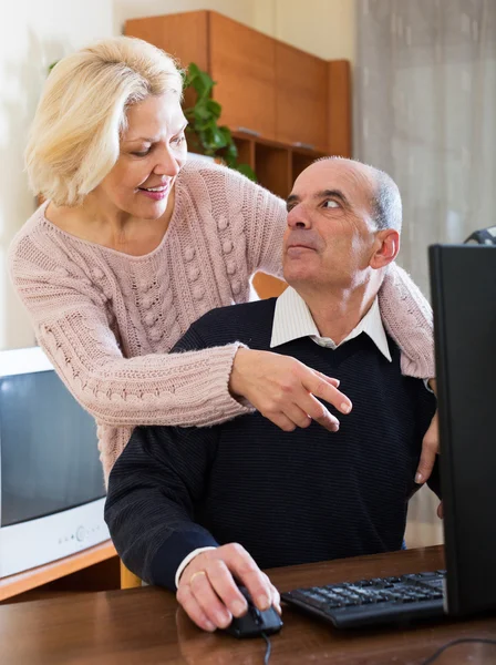 Pensionista sentado junto a la computadora — Foto de Stock