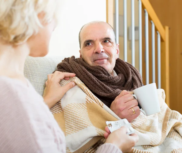 Frau kümmert sich um Seniorin — Stockfoto