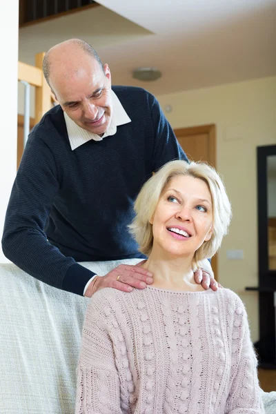 Senior paar maken een rugmassage — Stockfoto