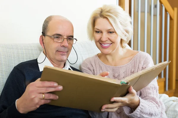 Couple sitting with photograph album — Stock Photo, Image