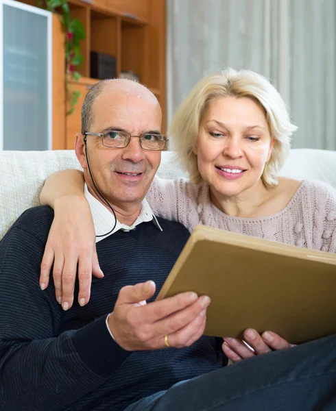 Senior echtgenoten met fotoalbum — Stockfoto