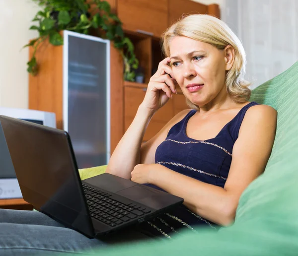 Senior vrouw kijken zeep Toon — Stockfoto