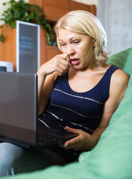 Crying lady receiving bad news — Stock Photo, Image