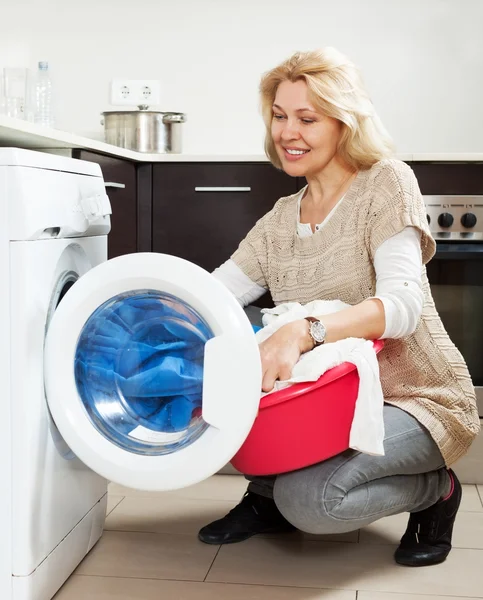 Hausfrau benutzt Waschmaschine — Stockfoto