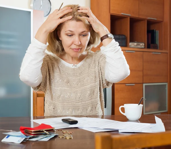 Reife Frau denkt — Stockfoto