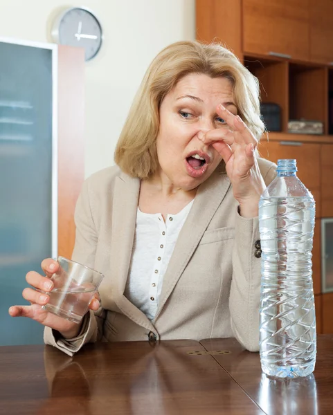 Volwassen vrouw met water van slechte kwaliteit — Stockfoto