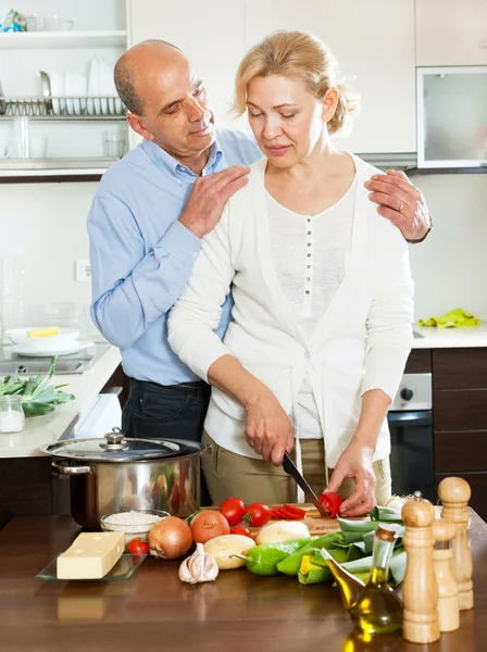 Madura casal cozinhar — Fotografia de Stock