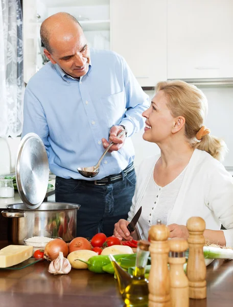 Couple preparing a healthy lunch — Stock Photo, Image