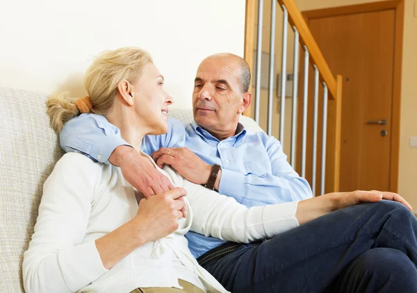 Älteres Paar im heimischen Interieur — Stockfoto