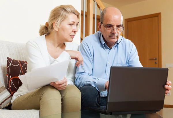 Senior man with mature wife reading business documents — Stock Photo, Image