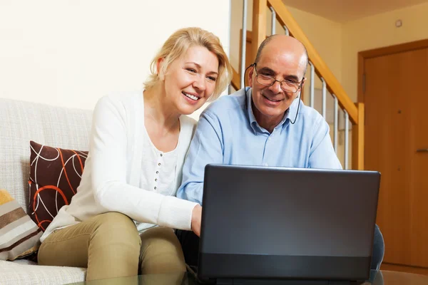 Volwassen paar met laptop — Stockfoto