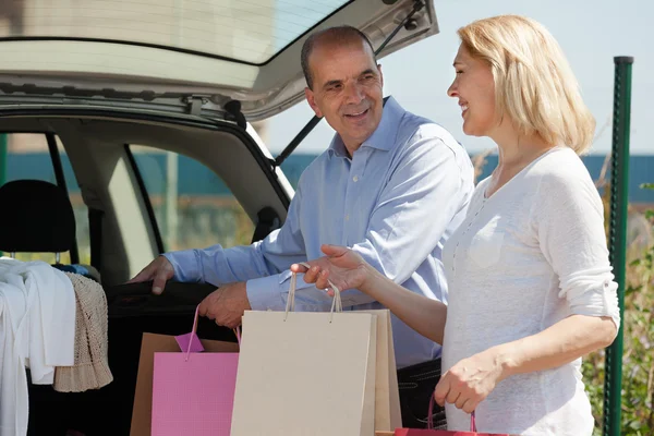 Mature couple with purchases — Stock Photo, Image