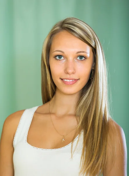 Retrato de menina sorridente em casa — Fotografia de Stock