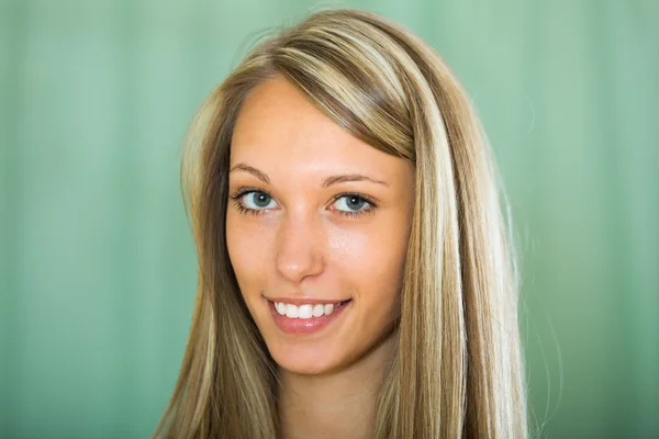 Retrato de niña sonriente en casa —  Fotos de Stock