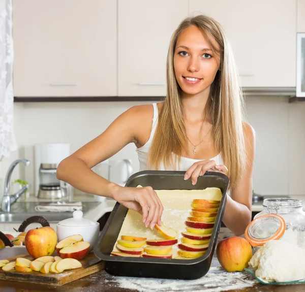 Mujer cocinando pastel de manzana — Foto de Stock