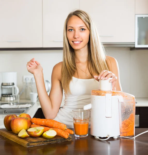 Woman preparing juice in kitchen — Stock Photo, Image