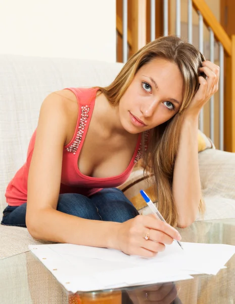 Vrouw die werkt met papieren — Stockfoto