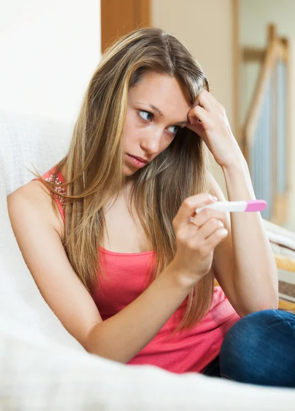 Ragazza triste con test di gravidanza — Foto Stock