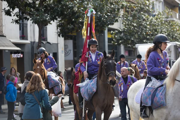 Gente repartiendo caramelos de caballo — Foto de Stock