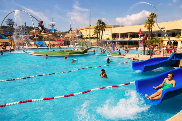 Atracciones acuáticas en el parque acuático Illa Fantasia Barcelona —  Fotos de Stock