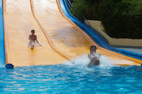 Nők a vízi csúszda Water Park — Stock Fotó