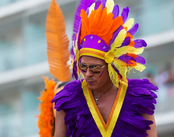 Wykonawca w kolorowych piór w Gay pride — Zdjęcie stockowe