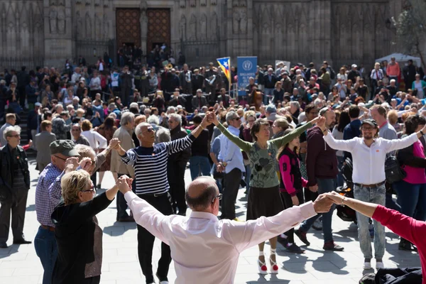 Grupo de personas bailando sardana — Foto de Stock