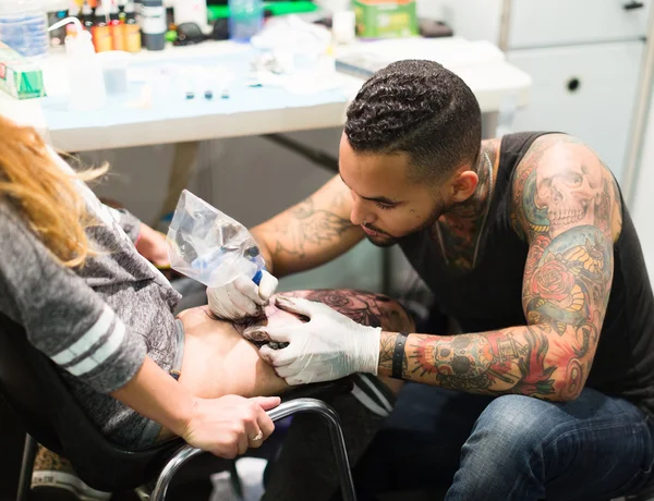 Artist doing  tattoo on client — Stock Photo, Image