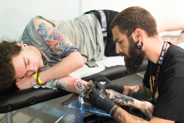 Artist doing  tattoo on client — Stock Photo, Image