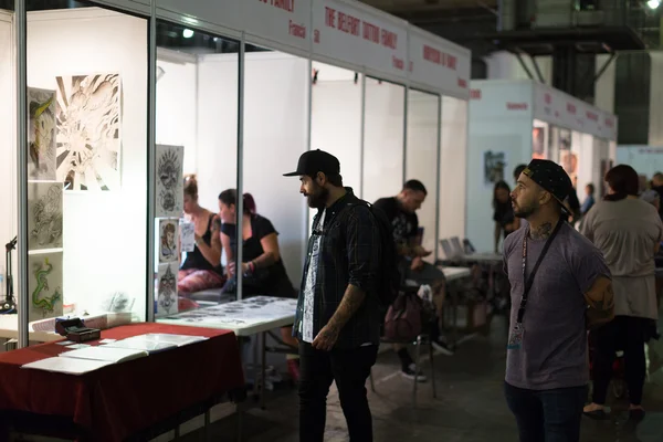 Menschen auf der barcelona tattoo expo — Stockfoto