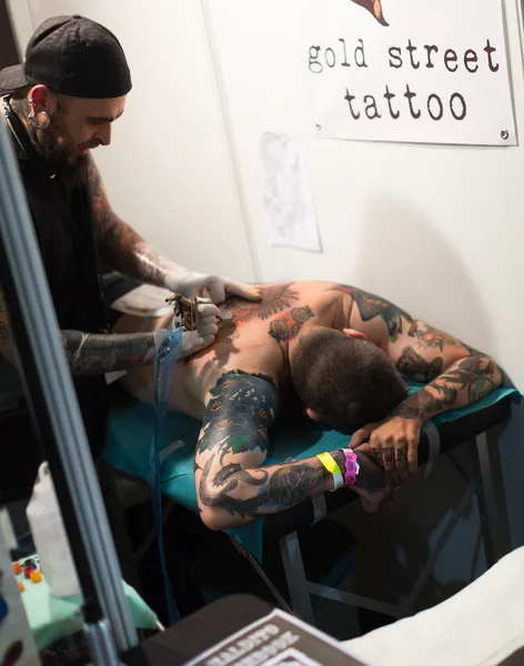 Professional artist  doing   tattoo — Stock Photo, Image