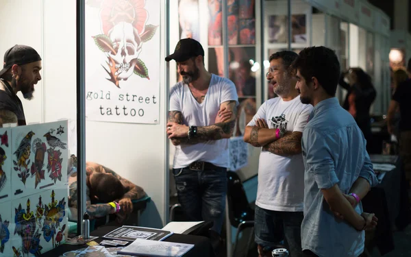 Folk på Barcelona Tattoo Expo - Stock-foto