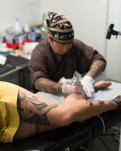 Artist doing  tattoo for client — Stock Photo, Image