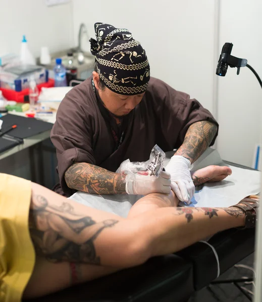 Artist doing  tattoo for client — Stock Photo, Image