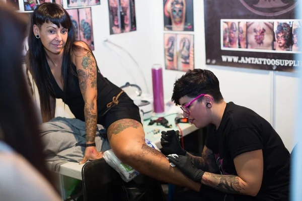 Professional artist doing tattoo — Stock Photo, Image