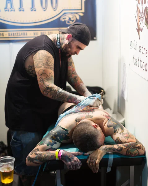 Профессиональный художник делает тату — стоковое фото