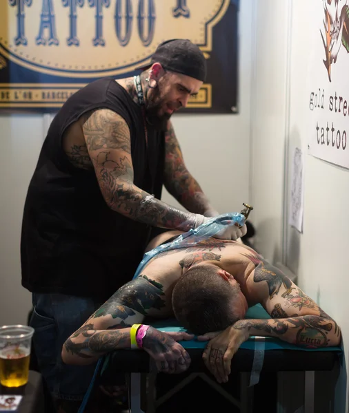 Professional artist doing tattoo — Stock Photo, Image