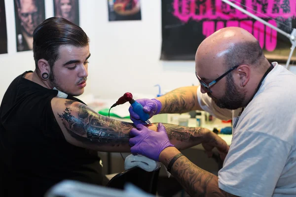 Professional artist doing tattoo — Stock Photo, Image