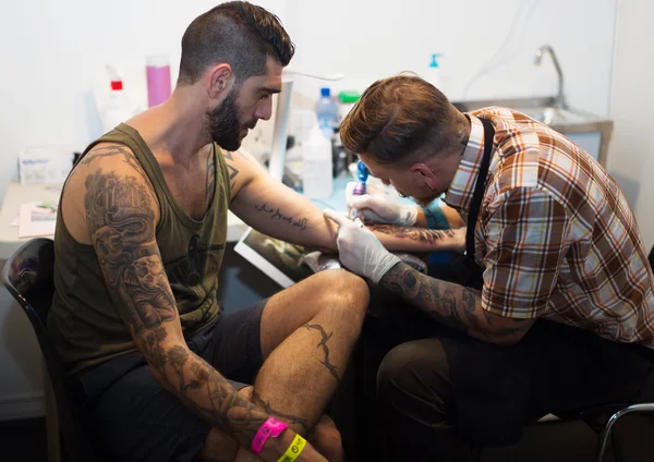 Professional artist doing tattoo — Stock Photo, Image