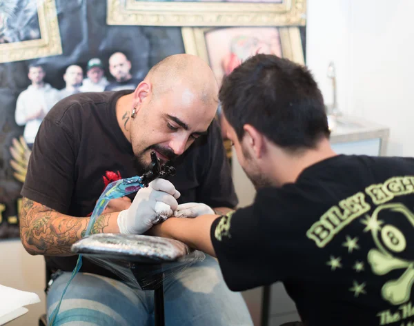 Professional artist doing tattoo — Stock Photo, Image