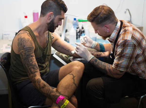 Professionell konstnär gör tatuering — Stockfoto