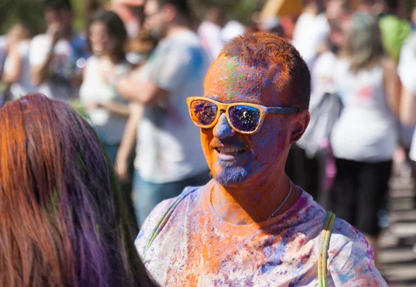 Mann in Farbpigmenten beim Holi-Fest — Stockfoto