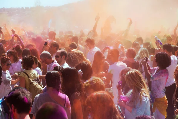 Emberek a fesztivál Holi Barcelona — Stock Fotó