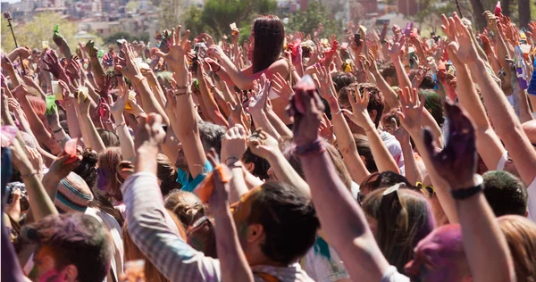 Люди на фестивале цветов Holi Barcelona — стоковое фото