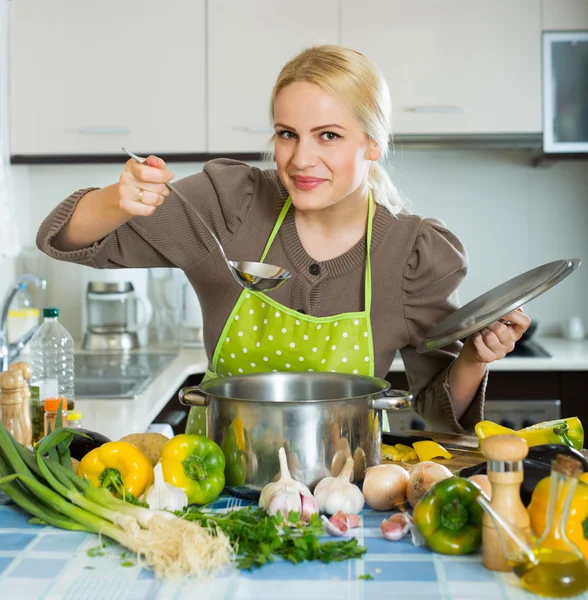 Menina feliz cozinhar na cozinha — Fotografia de Stock
