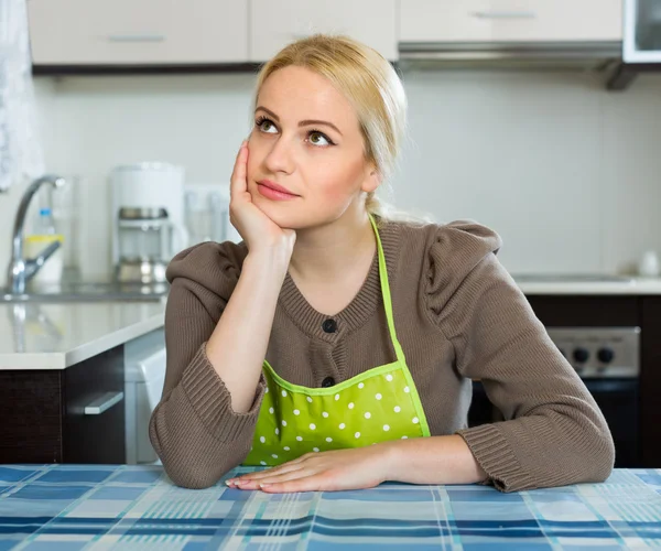 Triest vrouw zitten op een keuken — Stockfoto