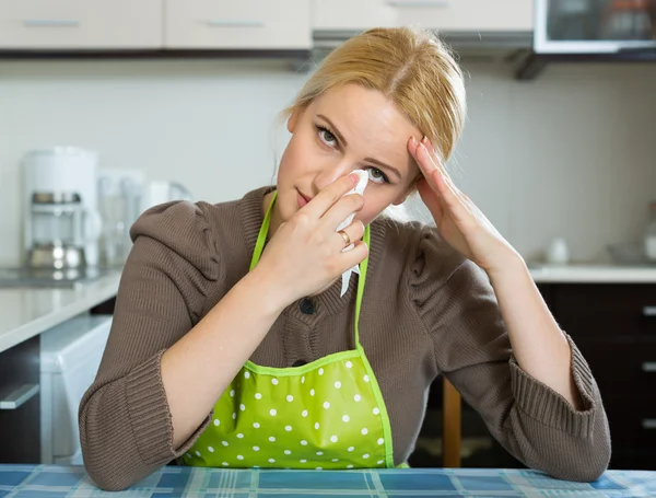 Traurige Frau sitzt in Küche — Stockfoto