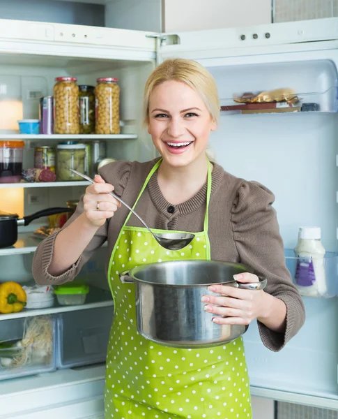 Tjej äter soppa från pan — Stockfoto