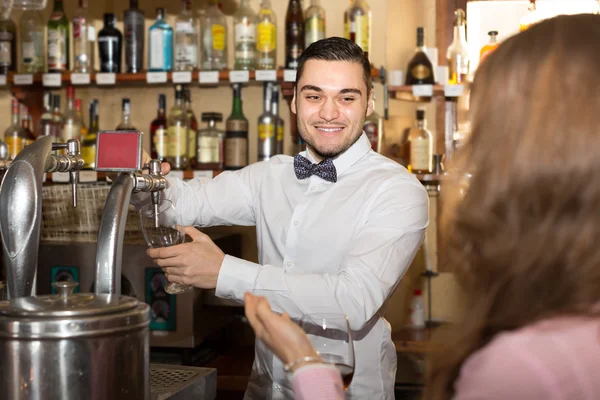 Schöner Barkeeper an der Bar — Stockfoto