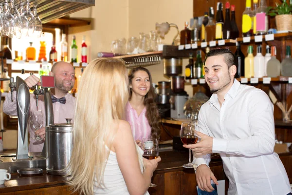 Restaurante visitantes bebendo vinho — Fotografia de Stock